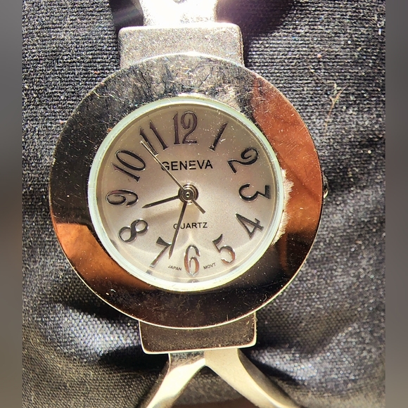 Geneva watch MCM design hinged bangle watch #mcm #genevawatch need battery - Picture 5 of 8